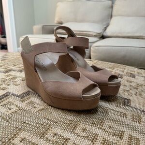 Pedro Garcia | Tan Suede Fama Wedges